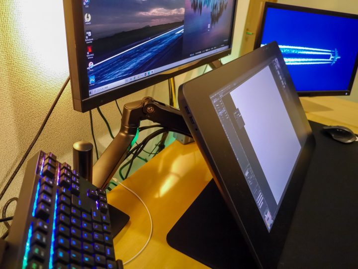 液タブとモニターアーム